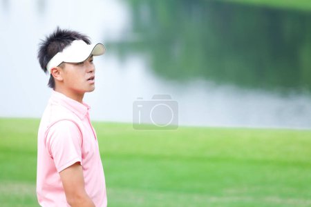 Téléchargez les photos : Portrait de asiatique homme jouer golf - en image libre de droit