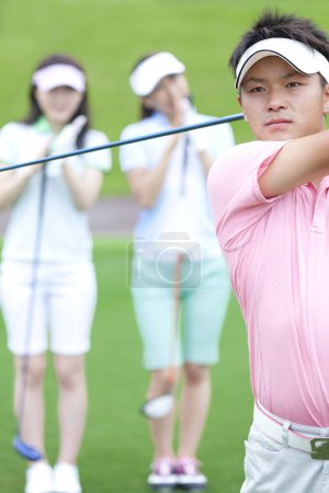 Téléchargez les photos : Portrait de golfeur asiatique sur le parcours - en image libre de droit