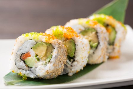Téléchargez les photos : Ensemble de sushis frais délicieux traditionnels. Menu sushi. Cuisine japonaise, restaurant. Fruits de mer, nourriture asiatique - en image libre de droit