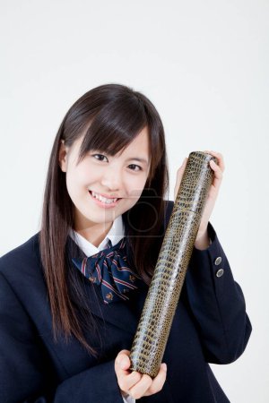 Téléchargez les photos : Portrait studio de jeune fille japonaise avec diplôme - en image libre de droit