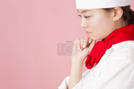 Foto de Asiático mujer chef en uniforme pensamiento - Imagen libre de derechos