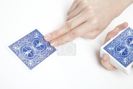 Téléchargez les photos : Mains féminines avec cartes à jouer, vue rapprochée - en image libre de droit
