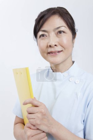 Téléchargez les photos : Portrait de belle mature japonaise femme médecin sur fond blanc - en image libre de droit