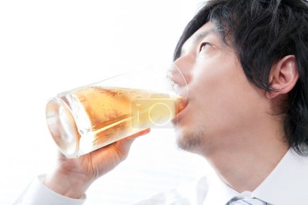 Foto de Joven asiático empresario beber cerveza - Imagen libre de derechos