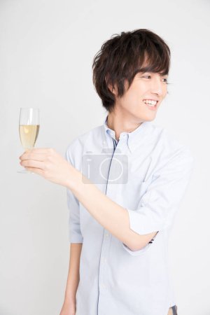 Téléchargez les photos : Jeune asiatique homme avec verre de vin - en image libre de droit