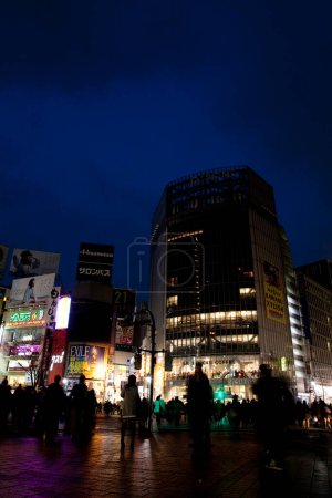 Foto de Distrito de Shibuya en Tokio, Japón. Shibuya Crossing es uno de los cruces más concurridos del mundo - Imagen libre de derechos