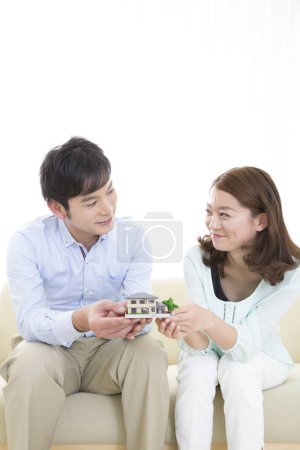 Téléchargez les photos : Asiatique couple holding maison modèle - en image libre de droit