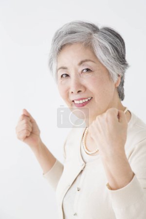 Téléchargez les photos : Senior asiatique femme avec poings vers le haut, studio shot - en image libre de droit