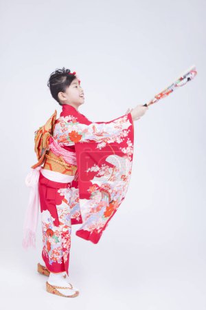 Foto de Asiático hermosa chica usando tradicional kimono - Imagen libre de derechos