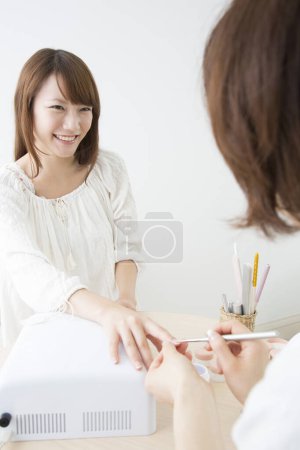 Foto de Primer plano de una mujer haciendo manicura en el salón de belleza. concepto de tratamiento de uñas. - Imagen libre de derechos