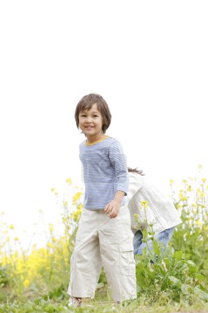 Téléchargez les photos : Petit garçon dans le parc d'été - en image libre de droit