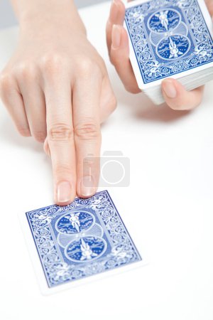 Téléchargez les photos : Mains féminines avec cartes à jouer, vue rapprochée - en image libre de droit