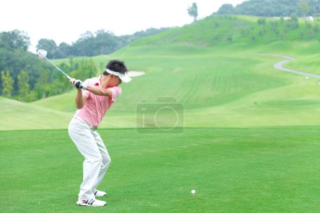 Téléchargez les photos : Jeune homme joueur de golf au terrain de golf - en image libre de droit