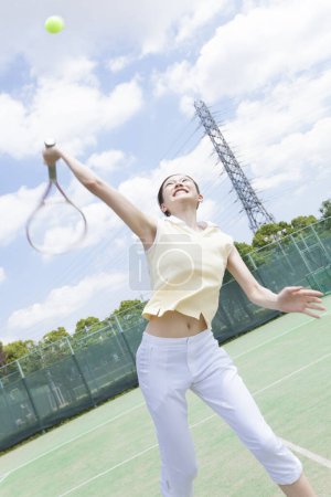 Téléchargez les photos : Fille joueuse de tennis sur le court de tennis - en image libre de droit