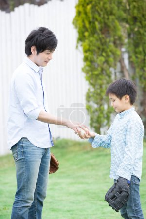 Téléchargez les photos : Père et fils jouant au baseball sur la pelouse - en image libre de droit