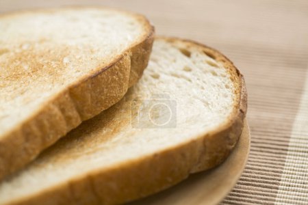 Foto de Dos rebanadas de pan en un plato - Imagen libre de derechos