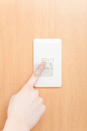 Foto de Interruptor de mano femenina, primer plano - Imagen libre de derechos