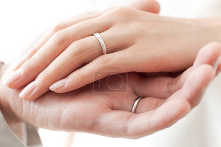 Foto de Personas cogidas de la mano con anillos de boda - Imagen libre de derechos