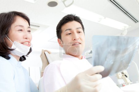 Foto de Dentista y paciente en clínica dental - Imagen libre de derechos