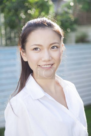 Téléchargez les photos : Belle asiatique jeune femme en blanc chemise sourire - en image libre de droit
