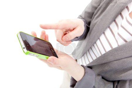 Téléchargez les photos : Femme tenant téléphone intelligent sur fond blanc - en image libre de droit