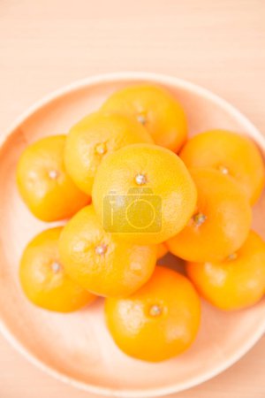 Téléchargez les photos : Mandarines mûres sur une assiette sur la table - en image libre de droit