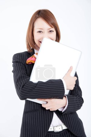 Téléchargez les photos : Femme d'affaires tenant un ordinateur portable sur fond blanc - en image libre de droit