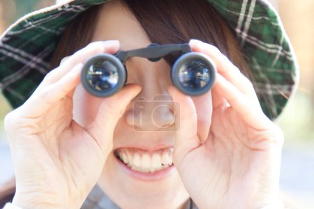 Foto de Primer plano asiático joven mujer con binoculares - Imagen libre de derechos