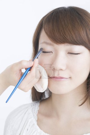 Téléchargez les photos : Gros plan de belle asiatique femme faire maquillage dans beauté salon - en image libre de droit
