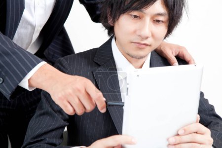 Téléchargez les photos : Hommes d'affaires utilisant une tablette numérique au bureau - en image libre de droit