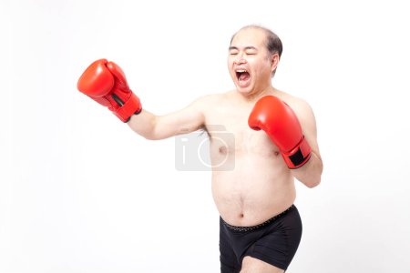 Foto de Hombre japonés sin camisa con guantes de boxeo sobre fondo blanco - Imagen libre de derechos