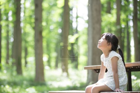 Foto de Asiático chica sentado en parque - Imagen libre de derechos