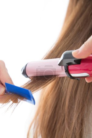 Téléchargez les photos : Jeune femme se faire boucler les cheveux dans le salon de beauté - en image libre de droit