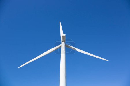Foto de Molino de viento contra el cielo azul. concepto de energía renovable - Imagen libre de derechos