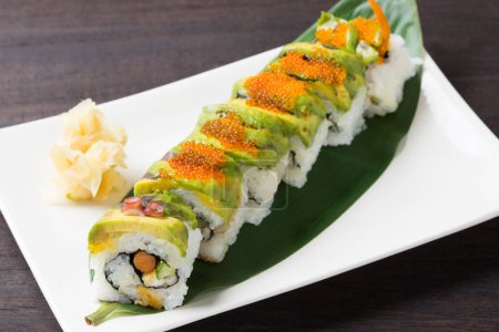 Foto de Set de sushi fresco delicioso tradicional. Menú de sushi. Cocina japonesa, restaurante. Mariscos, comida asiática - Imagen libre de derechos