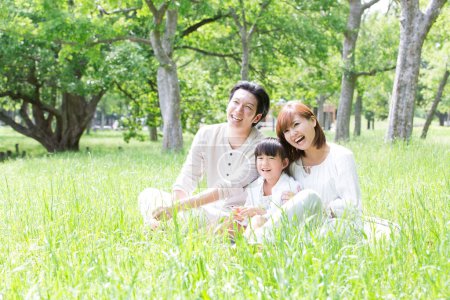Téléchargez les photos : Famille asiatique avec petite fille dans le parc - en image libre de droit