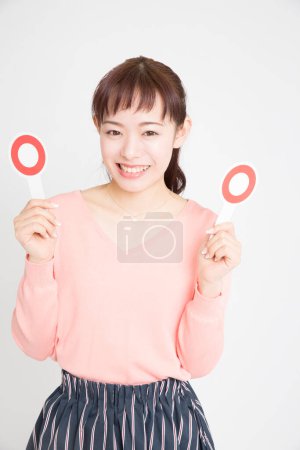 Téléchargez les photos : Jeune femme montrant des signes de cercle rouge. Japonais fille avec OK pancartes - en image libre de droit