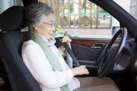 Téléchargez les photos : Femme âgée conduisant une voiture - en image libre de droit