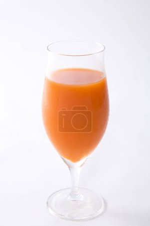 Téléchargez les photos : Verre de jus de carotte sur fond blanc - en image libre de droit