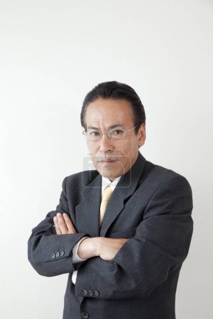 Porträt des asiatischen Geschäftsmann mit Arme verschränkt 