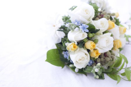 Foto de Un ramo de flores sobre una mesa blanca - Imagen libre de derechos