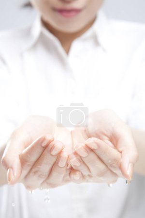 Téléchargez les photos : Femme avec les mains pleines d'eau - en image libre de droit