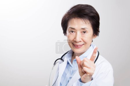 Téléchargez les photos : Femme confiante médecin asiatique en manteau médical - en image libre de droit