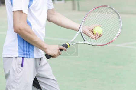 Téléchargez les photos : Joueur de tennis masculin avec raquette et balle - en image libre de droit