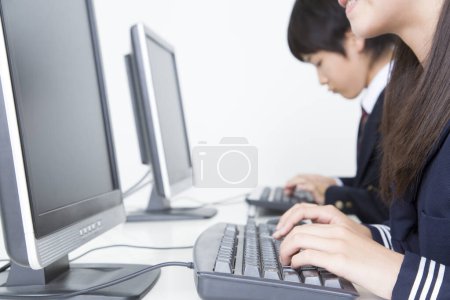 Foto de Retrato de estudiantes asiáticos estudiando en clase de informática - Imagen libre de derechos