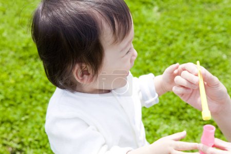 Téléchargez les photos : Mignon petit japonais enfant jouer dans été parc - en image libre de droit