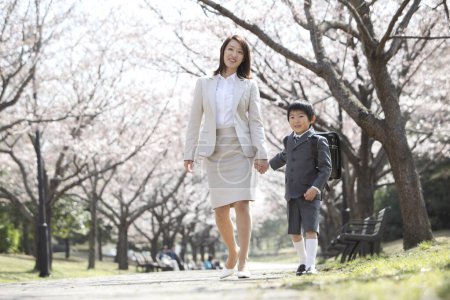 Téléchargez les photos : Asiatique mère et fils posant dans l 'parc - en image libre de droit