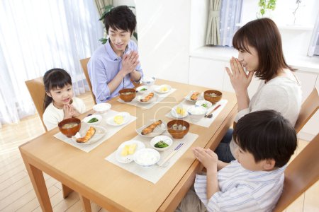 Téléchargez les photos : Heureux asiatique famille prière avant déjeuner - en image libre de droit