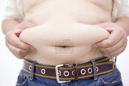 Téléchargez les photos : Gros plan de gros ventre, concept d'embonpoint - en image libre de droit