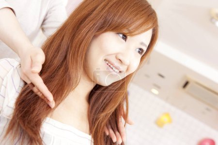 Téléchargez les photos : Jeune femme asiatique dans salon de beauté va avoir la coupe de cheveux - en image libre de droit